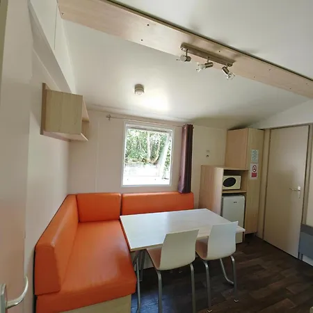 De L'arche Mobilhome Kamp alanı *